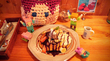 大好きなカフェのパンケーキ。手編みのニラバッグと共に。