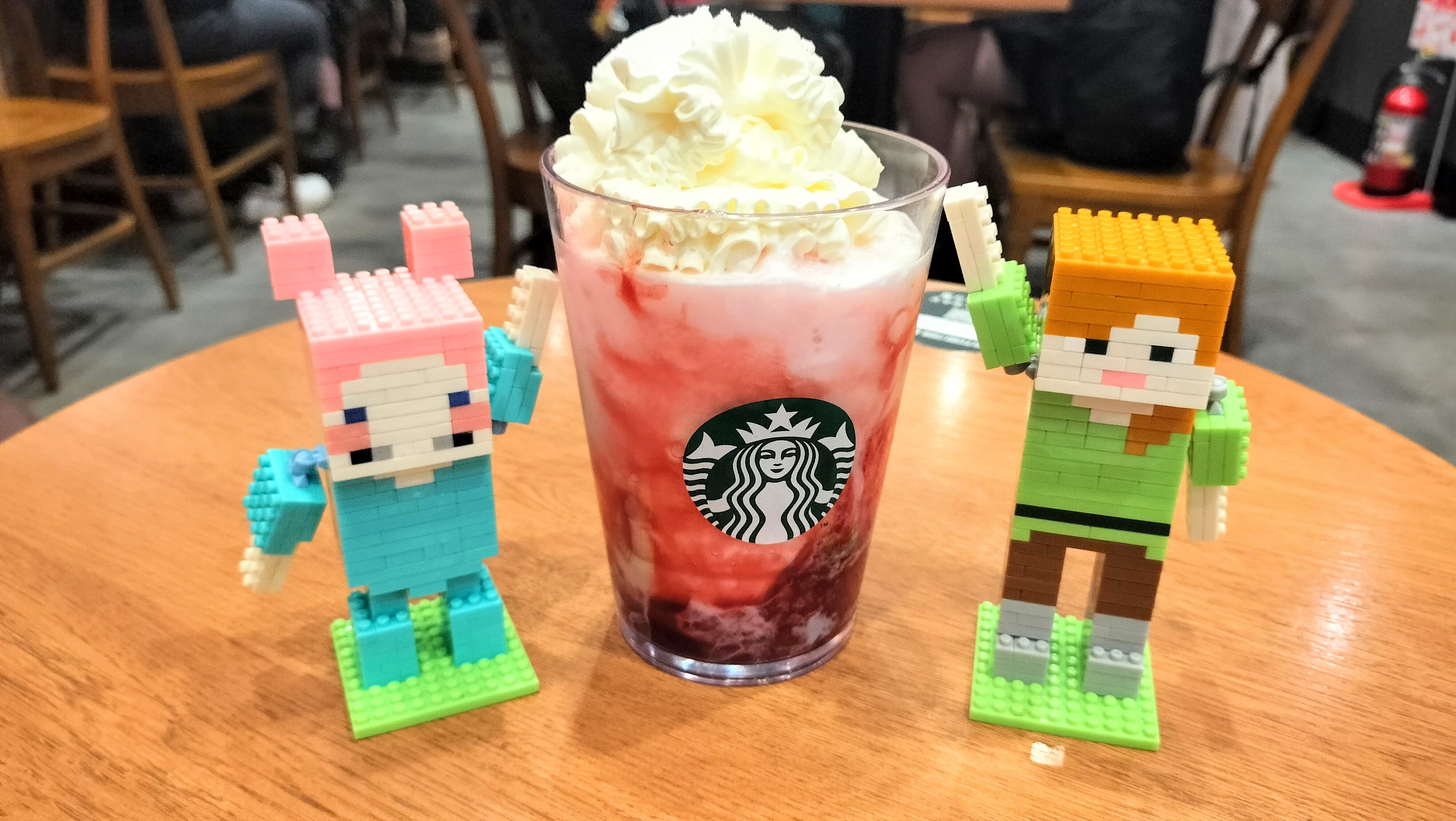 スタバの新作は外せないニラ子。根岸は冒険しないタイプ。